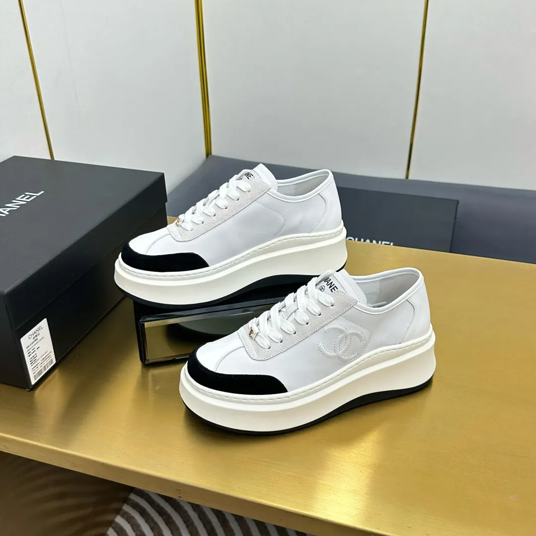 👟👟Ex-factory price 600👟👟 Upgraded version, upgraded version, upgraded version! No rebuttal accepted! ! ! ! Chanel Chanel panda shoes! 2025 counter's top casual sports shoes. This classic design; the upper is electro-embroidered with a variety of techniques; the outsole is fashionable and sporty; the unusual inclusion of a variety of color matching elements... The diversified mix and match is very good-looking and versatile, and can be used for leisure, fashion, sports, and outdoor... ꫛꫀꪝ Go➫ Materials: ❶Upper made of: original imported first-layer silk cowhide + original waterproof cloth + original first-layer cowhide ❷Inner lining: Original Yangli+Net ❸Outsole based on: Original TPU combination outsole Counter boutique packaging complete set for women 35–41 👉 👉